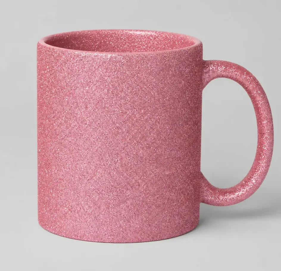 Pinke Glitzertasse mit funkelnder Oberfläche